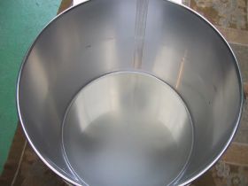 食品用タンクの円筒を溶接